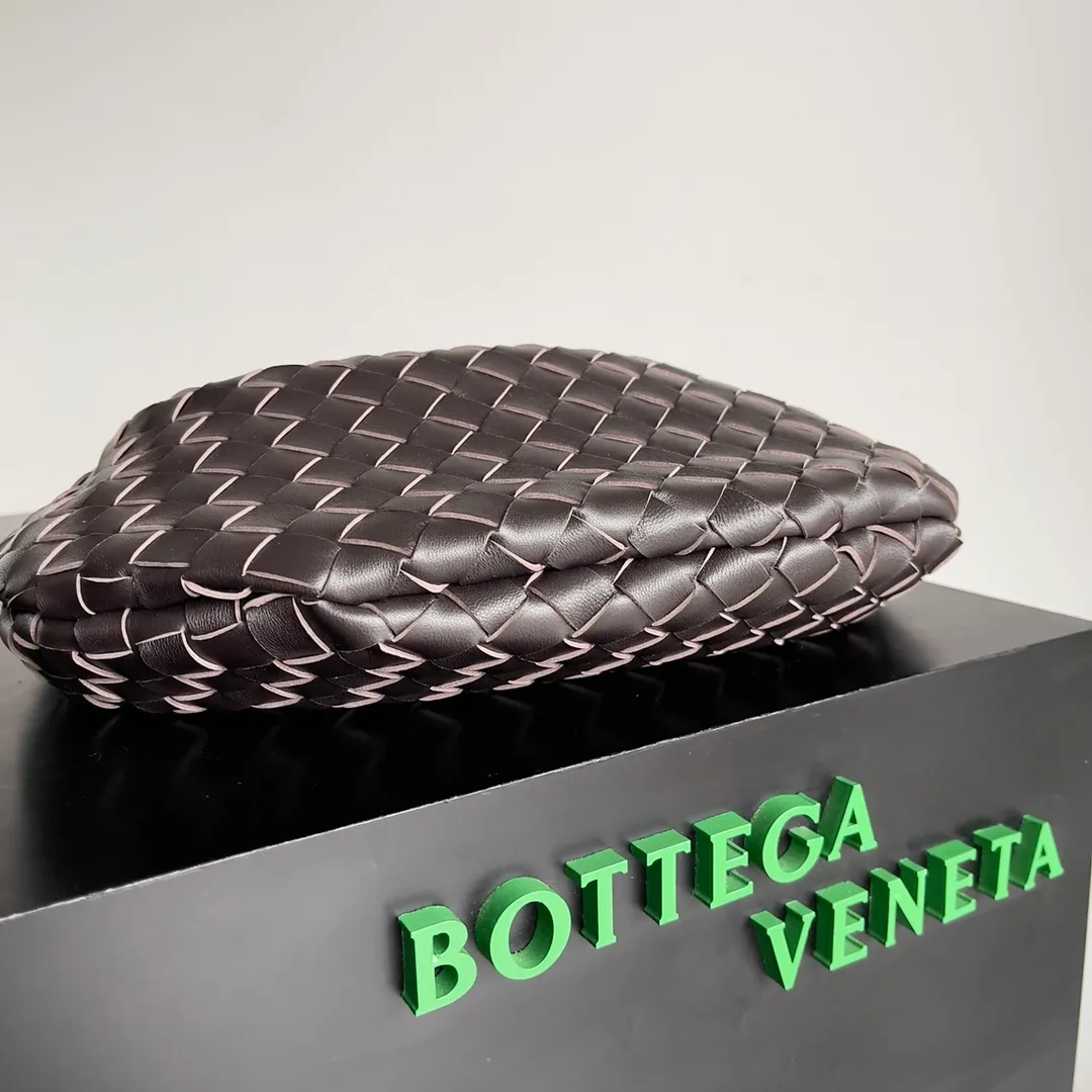 Batch 1760, ready for sale. Inspired by the 20th century modern sculptor Brancusi's work "Birds in the Sky". Muse brass handles, unique craftsmanship, make each handle unique, thus reflecting the precious sense of sculpture. Carrying Sardine in hand creates a high-end and modern look! The Sardine handbag uses Intrecciato weaving to highlight the inheritance of the brand's craftsmanship. The handle design forms a strong contrast and presents an artistic design concept. The finishing of the Muse brass decorative layer is completed by multiple processes. The exquisite craftsmanship makes each handle unique. Style number: 7468 Size: 33*3*24cm